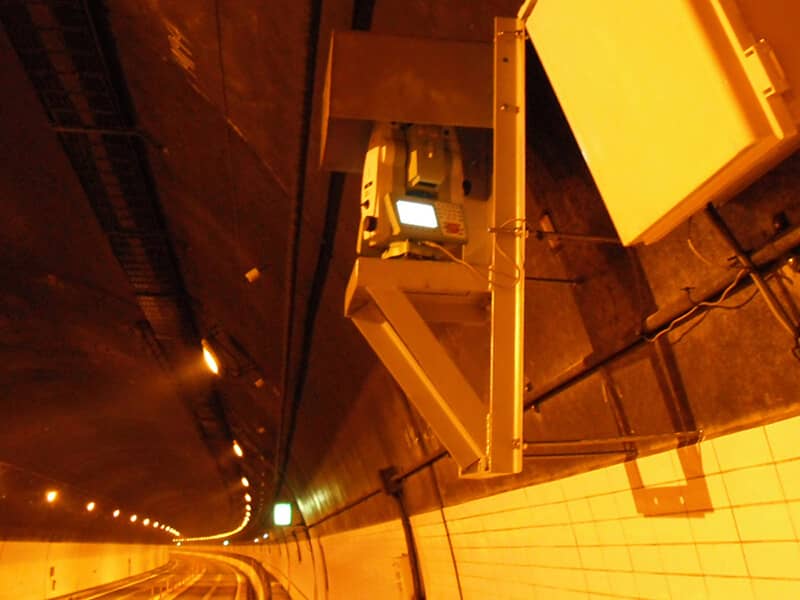 トンネル内空変位計測